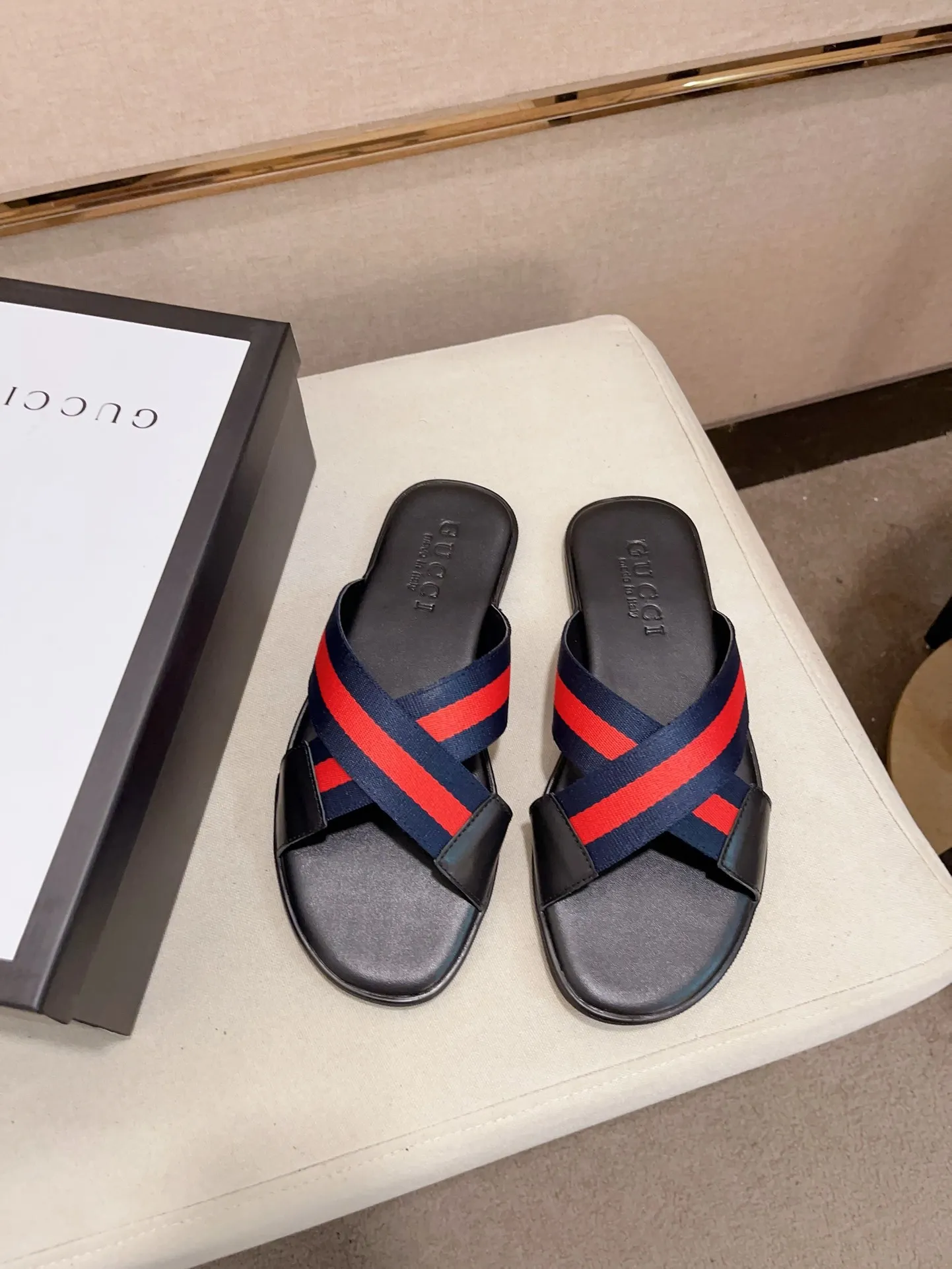 Men's shoes 💰: 240💰 [gucci Gucci slippers] High-end men's shoes brand official website 1:1 latest masterpiece: original mold customization, the fabric is made of imported original materials, upgraded outsole, lighter and non-slip. The market's top quality, simple yet tasteful, a must-have for fashionistas, fashionable at your feet, full of confidence, the same style at the counter 👍The season of summer slippers is here. Code: 38-45